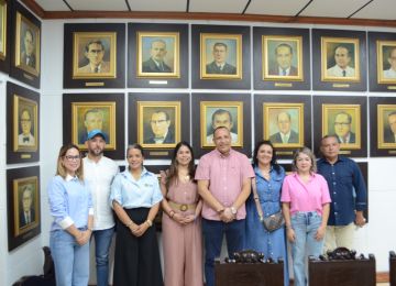 FOTOGRAFÍA VICEMINISTRA DE VIVIENDA, AYDEÉ MARSIGLIA BELLO, EL RECTOR DE LA UNIVERSIDAD DE CARTAGENA, WILLIAM MALKÚN CASTILLEJO JUNTO CON LA ALCALDÍA DE PROVIDENCIA EN ACUERDO PARA LA CONSTRUCCIÓN DE 100 VIVIENDAS EN EL MUNICIPIO