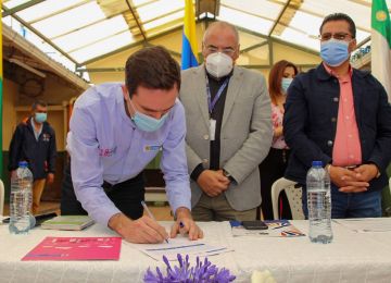 ‍Firma de entrega de título gratuito. Foto: Alcaldía de Pasto
