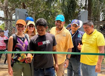 FOTOGRAFIÁ, VICEMINISTRO DE AGUA Y SANEAMIENTO BÁSICO, EDWARD LIBREROS EN INAUGURACIÓN DEL SISTEMA DE CAPTACIÓN DE AGUAS LLUVIAS PARA LA COMUNIDAD INDÍGENA DE CARURÚ, EN EL DEPARTAMENTO DE VAUPÉS