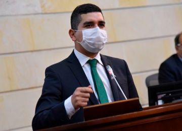 El ministro de Vivienda, Jonathan Malagón, durante la aprobación de la Ley de Vivienda y Hábitat en la plenadria del Senado.
