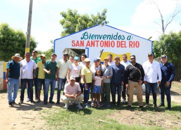 FOTOGRAFIA EQUIPO DE DIRECCIÓN DE POLÍTICA Y REGULACIÓN DEL MINISTERIO DE VIVIENDA EN PLATO MAGDALENA