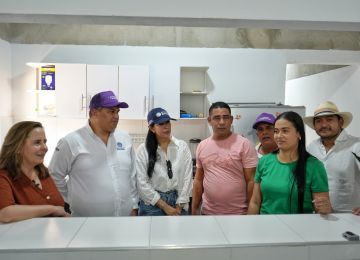 FOTOGRAFÍA MINISTRA DE VIVIENDA HELGA MARÍA RIVAS, VICEMINISTRO DE AGUA Y SANEAMIENTO BÁSICO EDWARD LIBREROS JUNTO CON REPRESENTANTES DE LA ALCALDÍA DE BARANOA EN ENTREGA DE MEJORAMIENTO