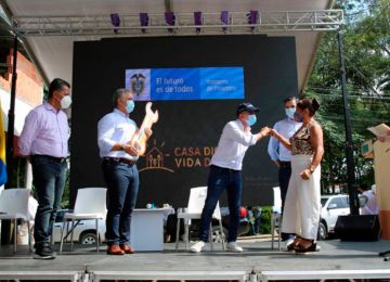 En Ibagué, donde estuvieron el presidente Iván Duque y el ministro de Vivienda, Jonathan Malagón, se invertirán $20 mil millones en 1.836 mejoramientos. Foto: Sharon Duran (MVCT)