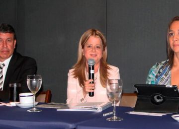 Ministra Elsa Noguera recibe apoyo de los constructores del pais