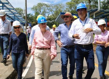 La ministra de vivienda visitó la capital del Meta para trazar una hoja de ruta que permita mitigar el racionamiento de agua. Foto: Sharon Durán (MVCT)