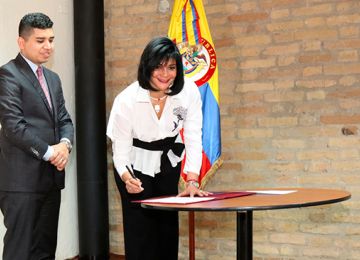 Maria Cristina Londono se posesiona como la primera mujer presidenta del Fondo Nacional del Ahorro