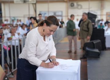FOTOGRAFÍA MINISTRA DE VIVIENDA HELGA MARÍA RIVAS, EN FIRMA DE PACTO SOCIAL POR EL CATATUMBO