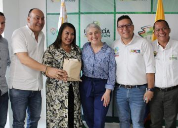 La ministra Catalina Velasco dialogó con la comunidad, alcaldes y delegados sobre las soluciones para atender los problemas de Caquetá en materia de agua, saneamiento y vivienda. Foto: Dania Asprilla (MVCT). 