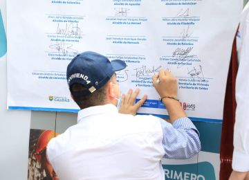 El Ministro de Vivienda firmó dos convenios que le dan vía libre a la construcción de 200 viviendas rurales y 1.122 urbanas en 18 de los 27 municipios de Caldas. Foto: René Valenzuela (MVCT)
