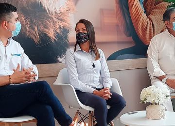 ‍"Estoy muy feliz, porque adquirir vivienda propia es un sueño hecho realidad”, le dijo la beneficiaria, Yineth Silva, al ministro de Vivienda, Jonathan Malagón. Foto: Sharon Durán (MVCT)