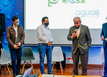 Acto oficial de firma del contrato. Foto: Cortesía Aguas de Manizales. 