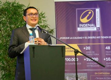 El viceministro Carlos Ruiz habla del programa Jóvenes Propietarios en el evento de la Fiabci. Foto: Sharon Durán (MVCT)