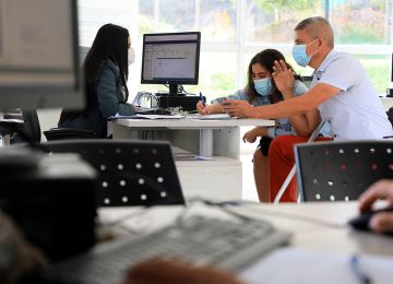 Con la interacción de los actores en línea se redujeron los trámites a la mitad del tiempo. Además, la Notaria 25 de Medellín se certificó como la primera dependencia habilitada para realizar actos notariales en forma digital. Foto: René Valenzuela (MVCT)