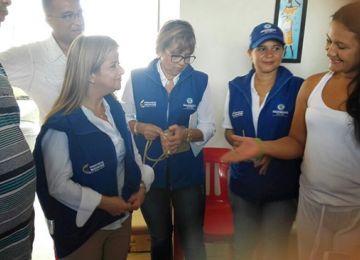 Con gorra y chaleco del ejercito azul Ministra Noguera atiende a beneficiarios de viviendas gratis en Sincelejo