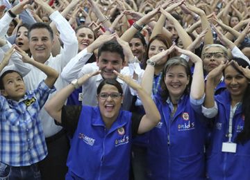 Mas de 1500 familias desplazadas recibieron hoy una vivienda gratis en Medellin Antioquia