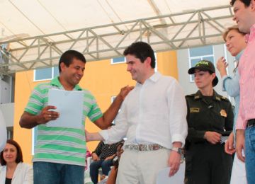 112 familias de escasos recursos de Cereté recibieron vivienda gratis