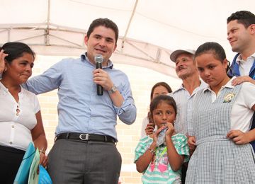 Un total de 126 familias de Mesitas del Colegio Cundinamarca recibieron hoy las escrituras de sus viviendas gratis