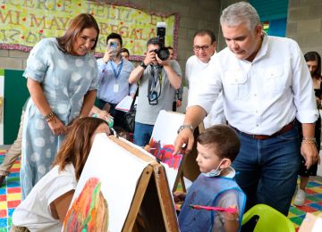 La ministra de Vivienda, Susana Correa, y el presidente de la República, Iván Duque, durante la entrega del colegio y el CDI en Girardot. Foto: René Valenzuela (MVCT) 
