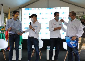 El alcalde de Medellín, Daniel Quintero; el ministro de Vivienda, Jonathan Malagón; el vicemistro de Agua, Jose Luis Acero, y el gerente de EPM, Jorge Carrillo, durante el anuncio de las conexiones de acceso al agua. Foto: René Valenzuela (MVCT)
