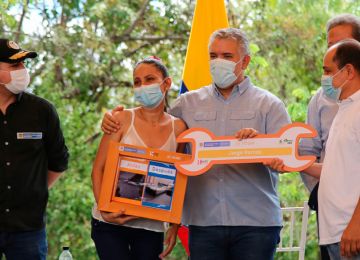 Beneficiaria del programa Casa Digna Vida Digna recibe subsidio de manos del Presidente de la República, Iván Duque. Foto: Archivo prensa (MVCT)