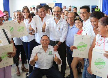 En Cienaga 838 familias de escasos recursos recibieron los titulos de propiedad de sus casas