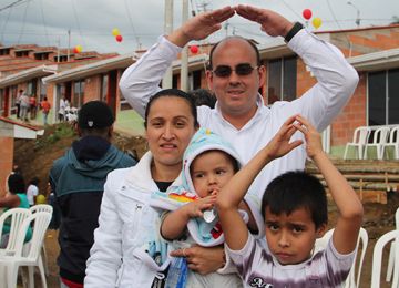 Hoy 117 familias damnificadas por ola invernal recibieron sus nuevas viviendas en la Urbanizacion El Remanso en Pereira