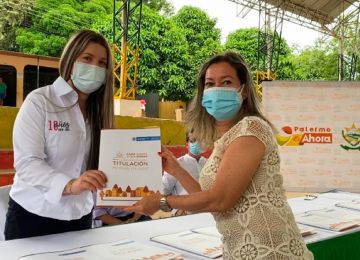 Entrega de 10 títulos al logro del actual Gobierno de 60 mil en el país.