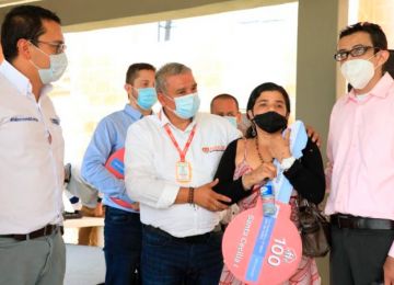 El viceministro de Vivienda, Carlos Ruiz (Izq.), acompañó la entrega de las viviendas en el proyecto Santa Cecilia I, en el cual se invirtieron más de $ 5.600 millones por parte del Ministerio de Vivienda, mientras que el municipio aportó el predio. Foto: René Valenzuela (MVCT)