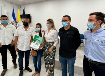 Familias de Sahagún en el departamento de Córdoba, reciben el título de propiedad de su vivienda (MVCT)