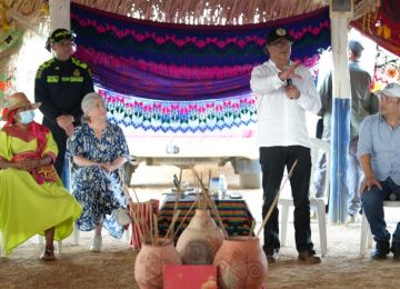 En Uribia se reunieron actores estratégicos que intervendrán los sistemas de abastecimiento de agua potable, para responder a las necesidades de cobertura del pueblo wayuu. Fotos: Sharon Durán (MVCT).