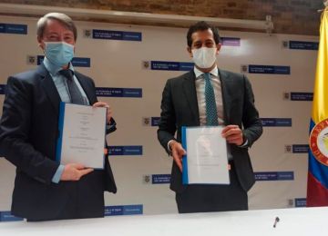 De izquierda a derecha: Alvaro Berriel, representante de KfW para Colombia y Ecuador ; Jose Luis Acero, viceministro de Agua y Saneamiento Básico. Foto: Yohana Cabrera. (MVCT)