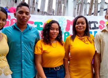 Familia beneficiaria de conexiones Intradomicialiarias - Foto: Cortesía Alcaldía de Astrea.