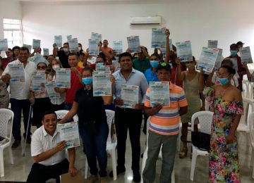Familias beneficiadas con la titulación de su predio en San Sebastián de Buenavista - Magdalena. Foto: Archivo prensa (MVCT)