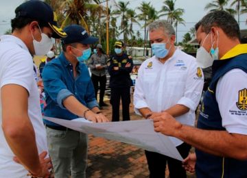 El presidente Iván Duque en compañía del ministro de Vivienda, Jonathan Malagón y el viceministro de Agua, Jose Luis Acero, durante inicio de instalación de tubos del emisario submarino. Foto: Sharon Durán (MVCT)