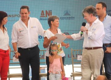 Con una vivienda se da un paso a una vida mas digna Presidente Santos durante la entrega de casas gratis en San Juan del Cesar