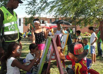 Un abanico de servicios recibieron hoy habitantes de viviendas gratis en Palmira Valle