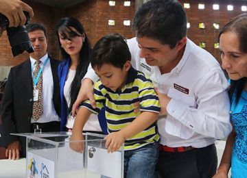 Desplazados, familias vulnerables y victimas de la violencia ganaron hoy 816 viviendas cien por ciento subsidiadas en Medellin