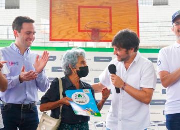 300 familias de la ciudad de Barranquilla recibieron los títulos de propiedad de sus viviendas. Foto: Cortesía alcaldía de Barranquilla
