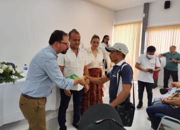 Hogares vulnerables de Sahagún, Córdoba, recibieron el título de propiedad de su vivienda: Fotos: Minvivienda y cortesía alcaldía de Sahagún
