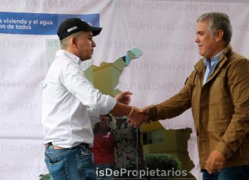 El Ministro de Vivienda agradeció al Presidente de la República la oportunidad de trabajar por el país durante los 1.325 días que duró su gestión. Foto: Archivo prensa (MVCT)