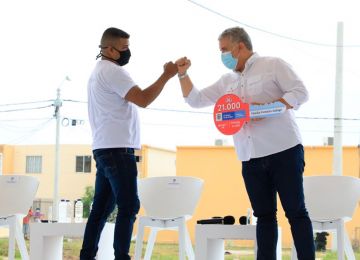Presidente de la República, Iván Duque, entrega subsidio para compra de VIS a beneficiario. Foto: Archivo prensa (MVCT)