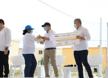 ‍Julia María Thomas, beneficiaria del título de propiedad número 10 mil, en compañía del ministro de Vivienda, Jonathan Malagón, y del presidente Iván Duque. Foto: René Valenzuela (MVCT)