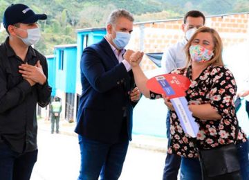 El presidente Iván Duque, acompañado por el ministro Jonathan Malagón
