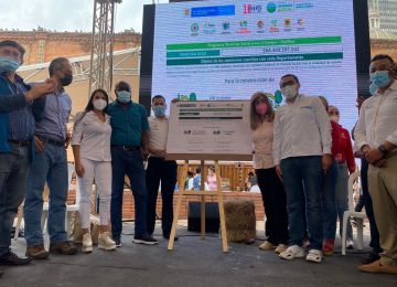 Firma de convenios para construir 1.000 viviendas rurales en el Pacífico colombiano. Foto: prensa (MVCT)