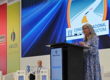En el congreso de la Cámara Colombiana de la Infraestructura, en Cartagena, la ministra Catalina Velasco recordó que en el sector rural 12 millones de personas tienen una prestación del servicio de agua inadecuada y 3,2 millones no acceden a este. Foto: Dania Asprilla (MVCT).