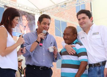 1.628 familias barranquilleras alistan sus trasteos al recibir las escrituras y llaves de sus viviendas gratis