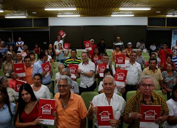 Avanza con exito programa para reducir ilegalidad de predios en Colombia
