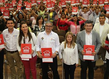 Mas de 400 familias recibieron hoy los titulos de propiedad de sus viviendas en Popayan