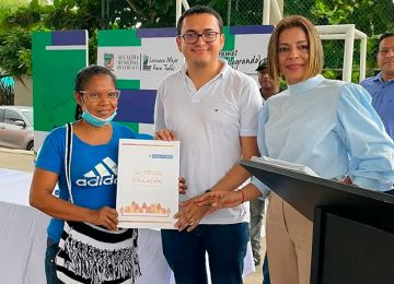 Familias reciben la titulación de su predio en Luruaco - Atlántico. Foto: archivo prensa (MVCT)