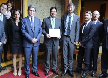 Ministro Luis Felipe Henao recibe reconocimiento por impulso a decreto de construccion sostenible